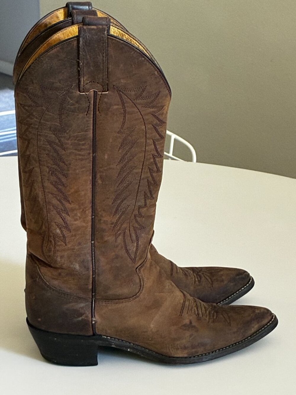 Vintage Justin Cowgirl boots in a Brown Nubuck Leather 7.5